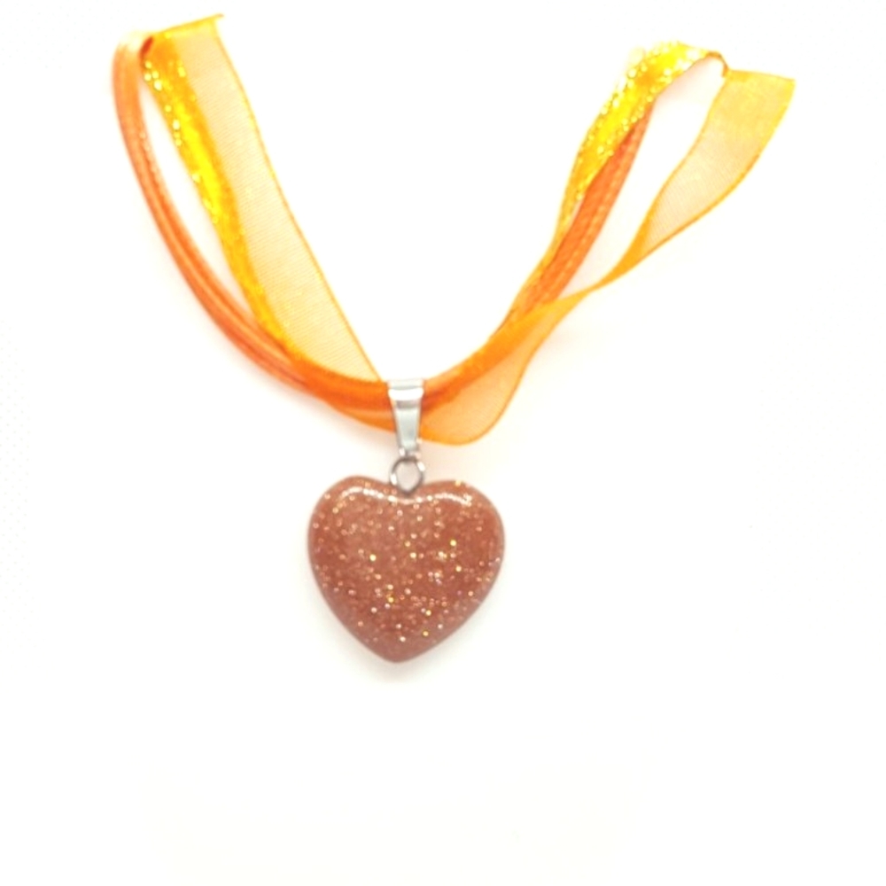 NWOT 18" red sparkly stone heart necklace!